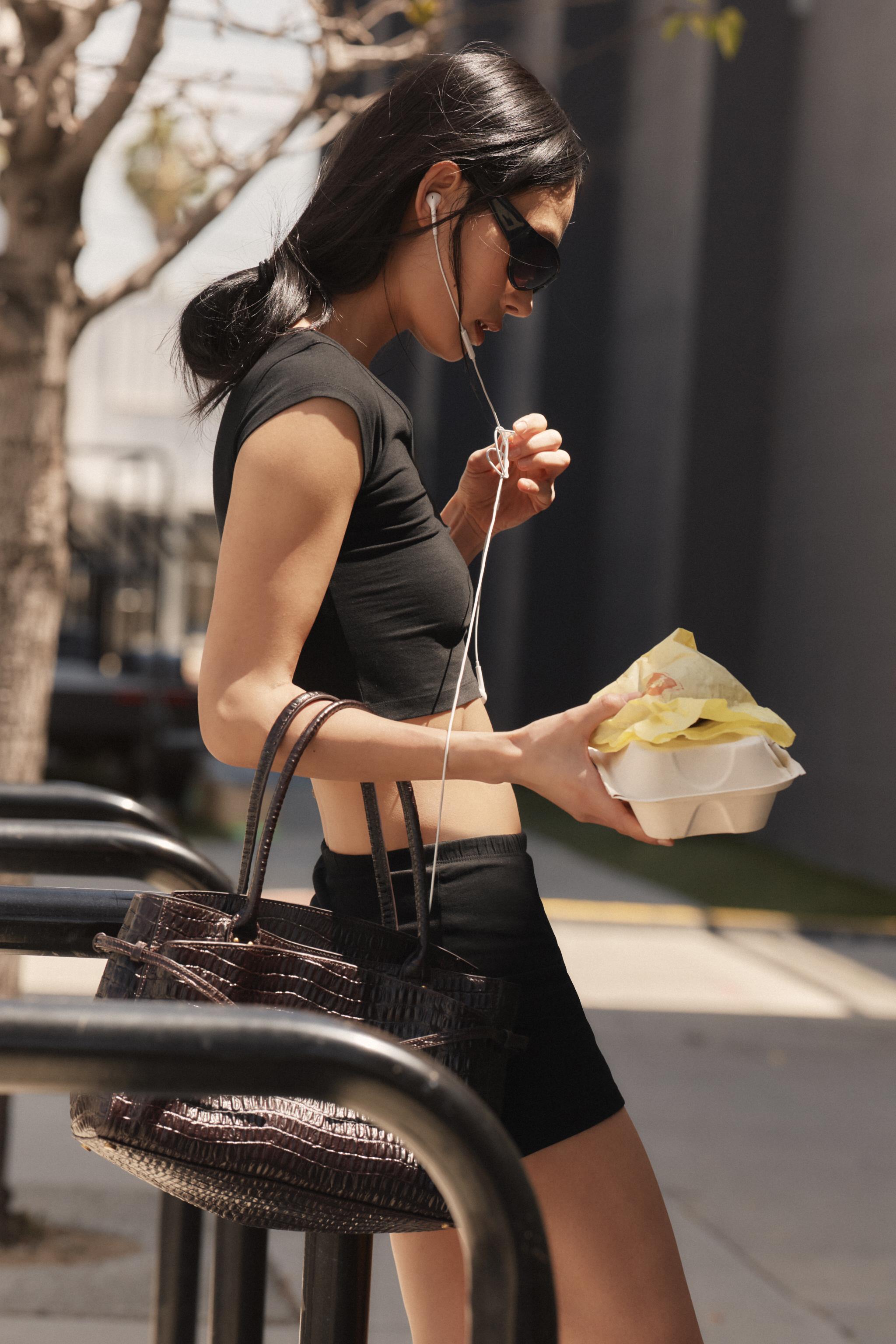 OPENING DETAIL CROP TOP